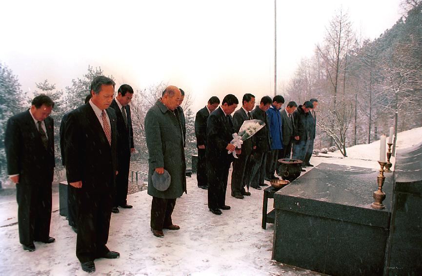 충열탑참배 사진