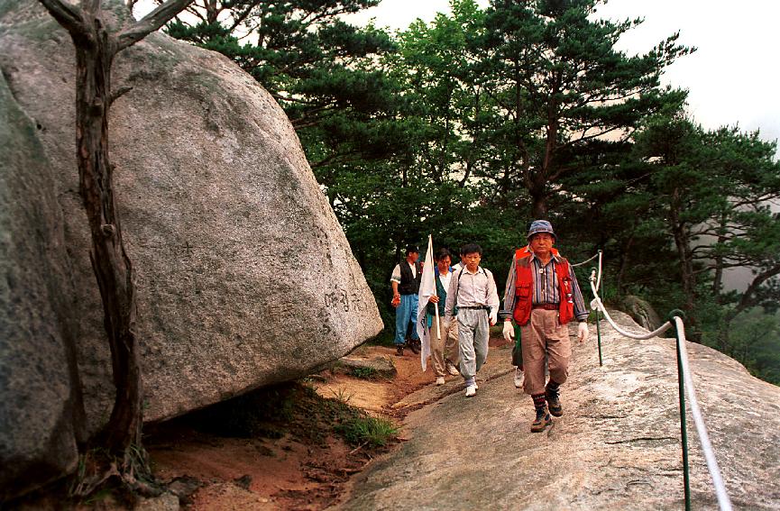 용화산비 제막 의 사진