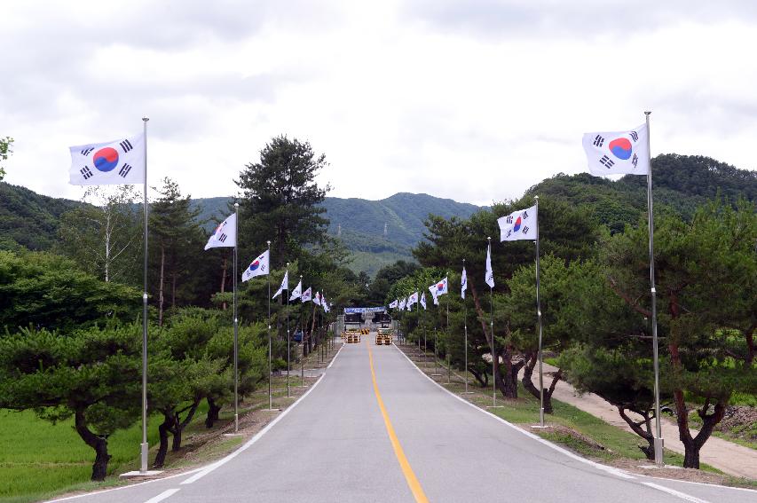 2015 육군 제7보병사단 정문 앞 태극기 게양 전경 의 사진