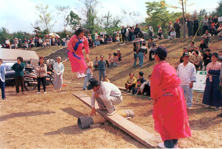 용화축전 민속행사 의 사진