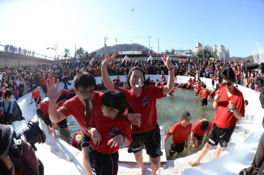 2016 얼음나라 화천산천어축제 산천어맨손잡기 의 사진