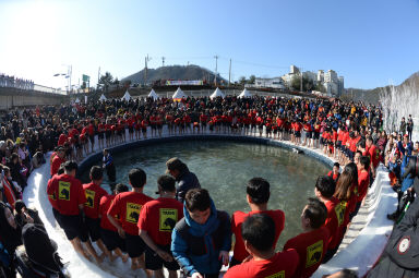 2016 얼음나라 화천산천어축제 산천어맨손잡기 의 사진