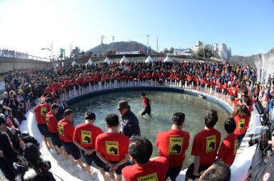 2016 얼음나라 화천산천어축제 산천어맨손잡기 의 사진