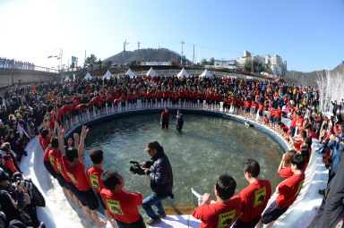 2016 얼음나라 화천산천어축제 산천어맨손잡기 의 사진