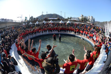 2016 얼음나라 화천산천어축제 산천어맨손잡기 의 사진