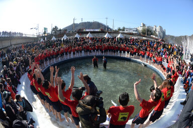 2016 얼음나라 화천산천어축제 산천어맨손잡기 의 사진