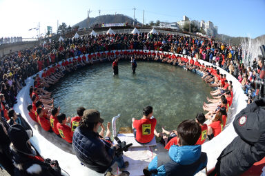 2016 얼음나라 화천산천어축제 산천어맨손잡기 의 사진