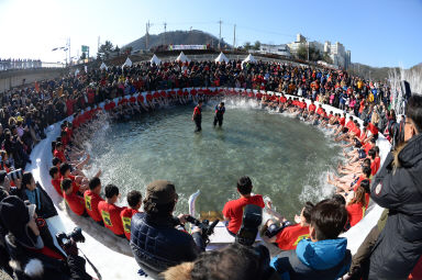 2016 얼음나라 화천산천어축제 산천어맨손잡기 의 사진