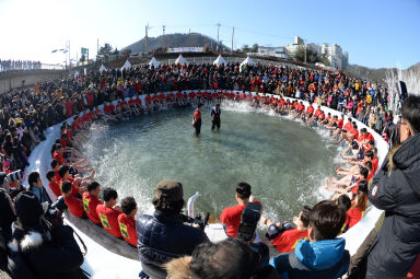 2016 얼음나라 화천산천어축제 산천어맨손잡기 의 사진