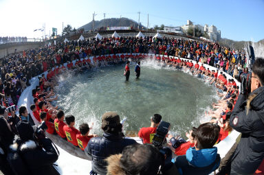 2016 얼음나라 화천산천어축제 산천어맨손잡기 의 사진