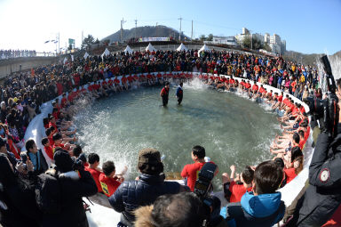 2016 얼음나라 화천산천어축제 산천어맨손잡기 의 사진