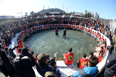 2016 얼음나라 화천산천어축제 산천어맨손잡기 의 사진