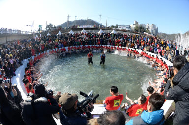 2016 얼음나라 화천산천어축제 산천어맨손잡기 의 사진