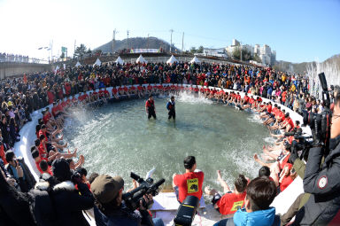 2016 얼음나라 화천산천어축제 산천어맨손잡기 의 사진