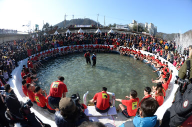 2016 얼음나라 화천산천어축제 산천어맨손잡기 의 사진