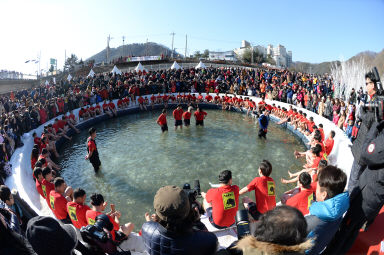 2016 얼음나라 화천산천어축제 산천어맨손잡기 의 사진