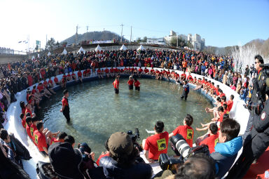 2016 얼음나라 화천산천어축제 산천어맨손잡기 의 사진