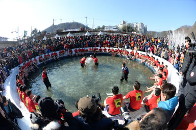 2016 얼음나라 화천산천어축제 산천어맨손잡기 의 사진