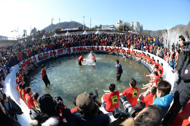 2016 얼음나라 화천산천어축제 산천어맨손잡기 의 사진