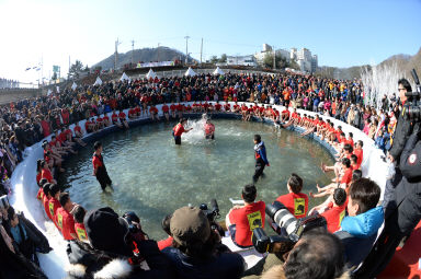 2016 얼음나라 화천산천어축제 산천어맨손잡기 의 사진