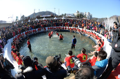 2016 얼음나라 화천산천어축제 산천어맨손잡기 의 사진