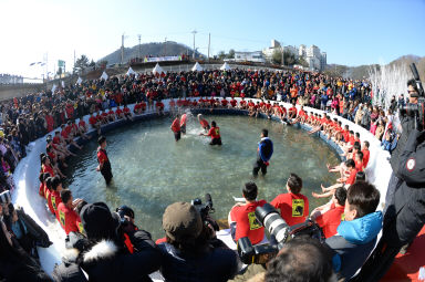 2016 얼음나라 화천산천어축제 산천어맨손잡기 의 사진