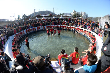 2016 얼음나라 화천산천어축제 산천어맨손잡기 의 사진