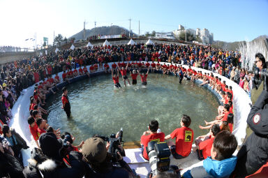 2016 얼음나라 화천산천어축제 산천어맨손잡기 의 사진