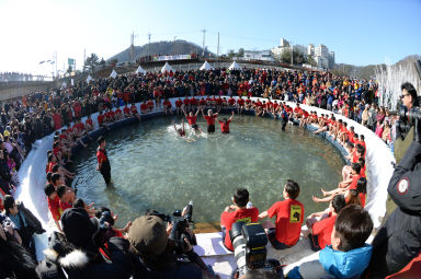 2016 얼음나라 화천산천어축제 산천어맨손잡기 의 사진