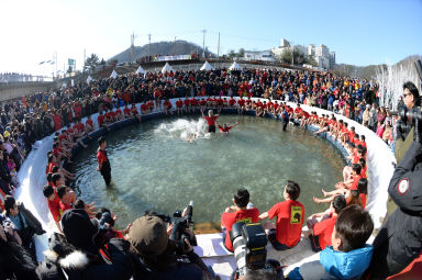 2016 얼음나라 화천산천어축제 산천어맨손잡기 의 사진