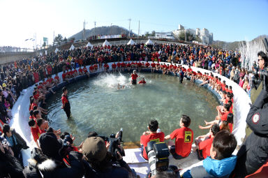 2016 얼음나라 화천산천어축제 산천어맨손잡기 의 사진