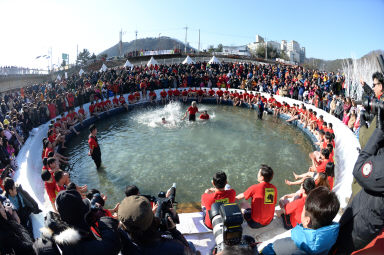 2016 얼음나라 화천산천어축제 산천어맨손잡기 의 사진