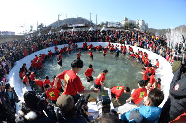 2016 얼음나라 화천산천어축제 산천어맨손잡기 의 사진