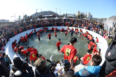 2016 얼음나라 화천산천어축제 산천어맨손잡기 의 사진