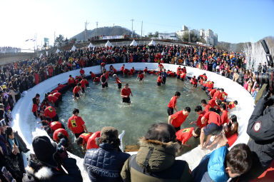 2016 얼음나라 화천산천어축제 산천어맨손잡기 의 사진