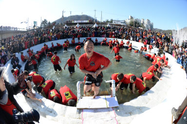 2016 얼음나라 화천산천어축제 산천어맨손잡기 의 사진