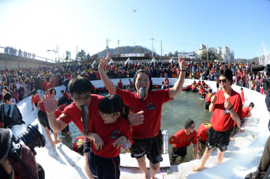 2016 얼음나라 화천산천어축제 산천어맨손잡기 의 사진