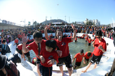 2016 얼음나라 화천산천어축제 산천어맨손잡기 의 사진