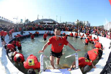 2016 얼음나라 화천산천어축제 산천어맨손잡기 의 사진