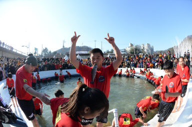 2016 얼음나라 화천산천어축제 산천어맨손잡기 의 사진