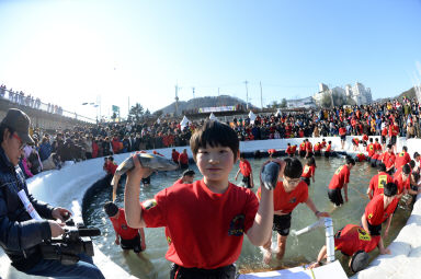 2016 얼음나라 화천산천어축제 산천어맨손잡기 의 사진