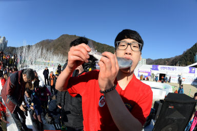 2016 얼음나라 화천산천어축제 산천어맨손잡기 의 사진