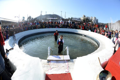 2016 얼음나라 화천산천어축제 산천어맨손잡기 의 사진