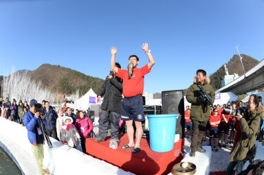 2016 얼음나라 화천산천어축제 산천어맨손잡기 의 사진