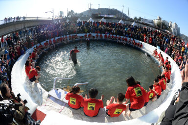 2016 얼음나라 화천산천어축제 산천어맨손잡기 의 사진