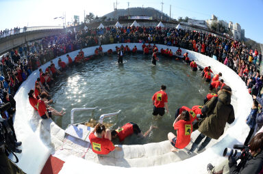 2016 얼음나라 화천산천어축제 산천어맨손잡기 의 사진