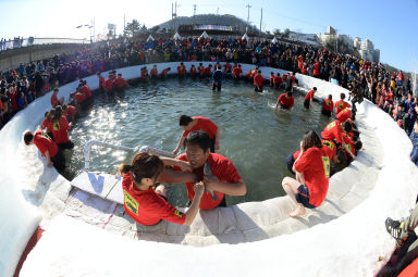 2016 얼음나라 화천산천어축제 산천어맨손잡기 의 사진