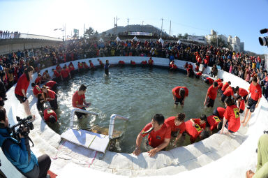 2016 얼음나라 화천산천어축제 산천어맨손잡기 의 사진