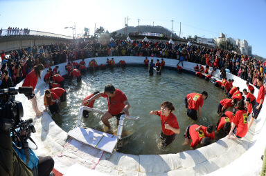 2016 얼음나라 화천산천어축제 산천어맨손잡기 의 사진