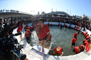 2016 얼음나라 화천산천어축제 산천어맨손잡기 의 사진